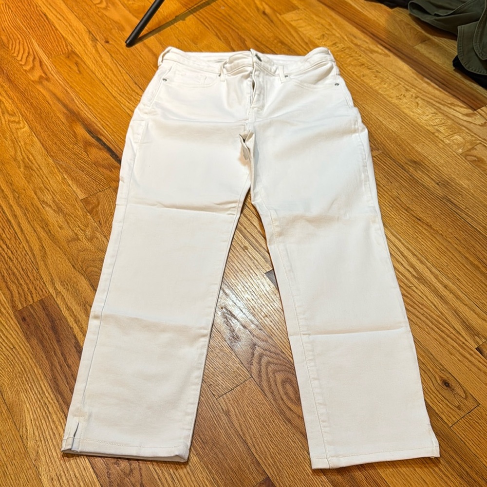 Curves 360 by NYDJ - fit is everything - size 6 short white cropped jeans